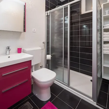 Old City Luxury Iris Apartment