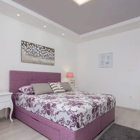Old City Luxury Iris Apartment