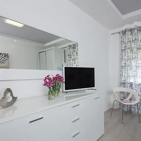 아파트 Old Luxury Iris