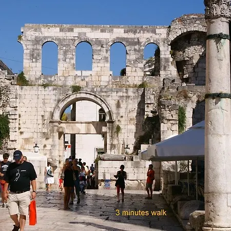 Old Luxury Iris 아파트